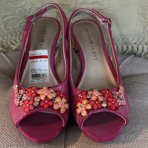 New in box Karen Scott pumps - Picture 2 of 4